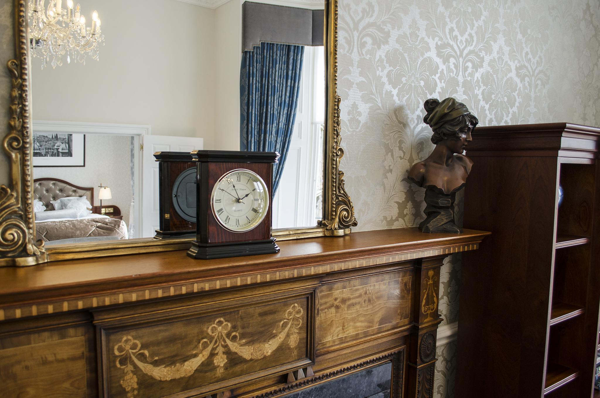 فندق ذا بونهام إدنبرة المظهر الخارجي الصورة A mantelpiece clock