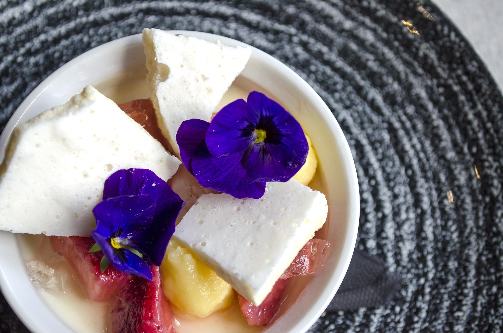 فندق ذا بونهام إدنبرة المظهر الخارجي الصورة A fruit salad with edible flowers